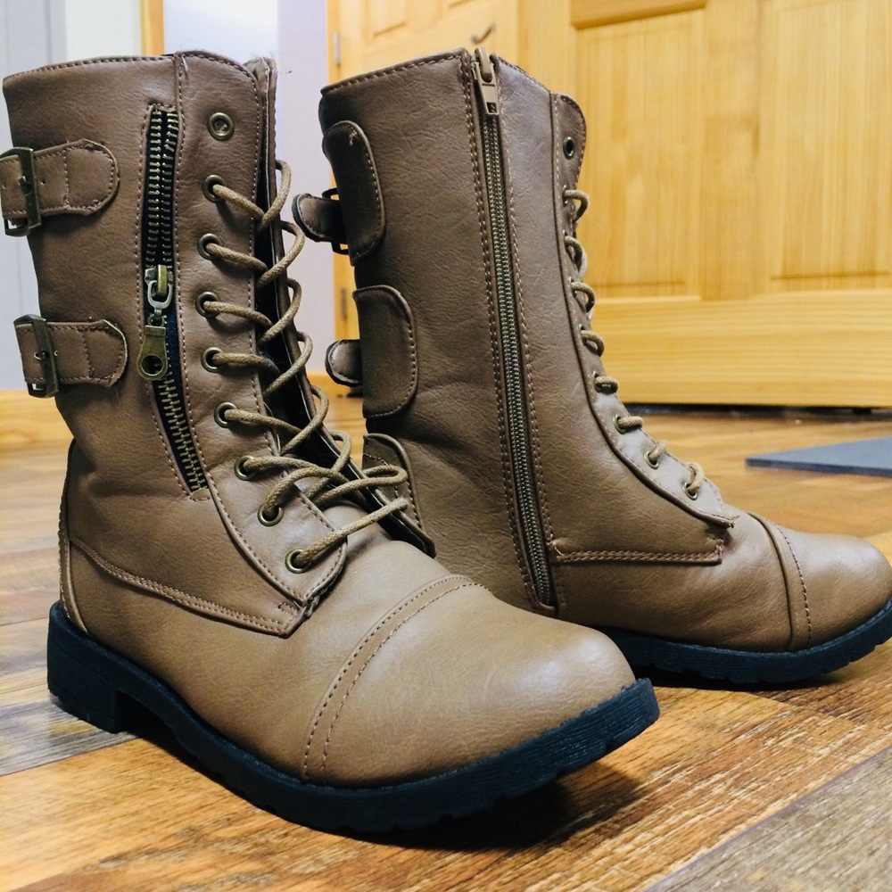 Stylish Women’s Lace Up Combat Boots!! 🌻